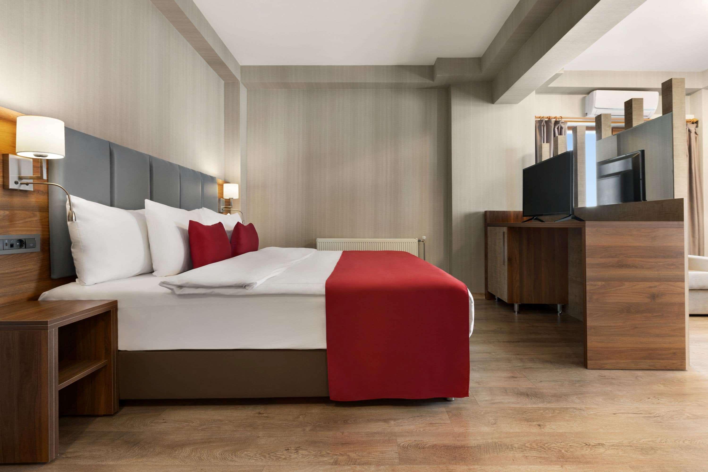 Ramada By Wyndham Van Exteriér fotografie