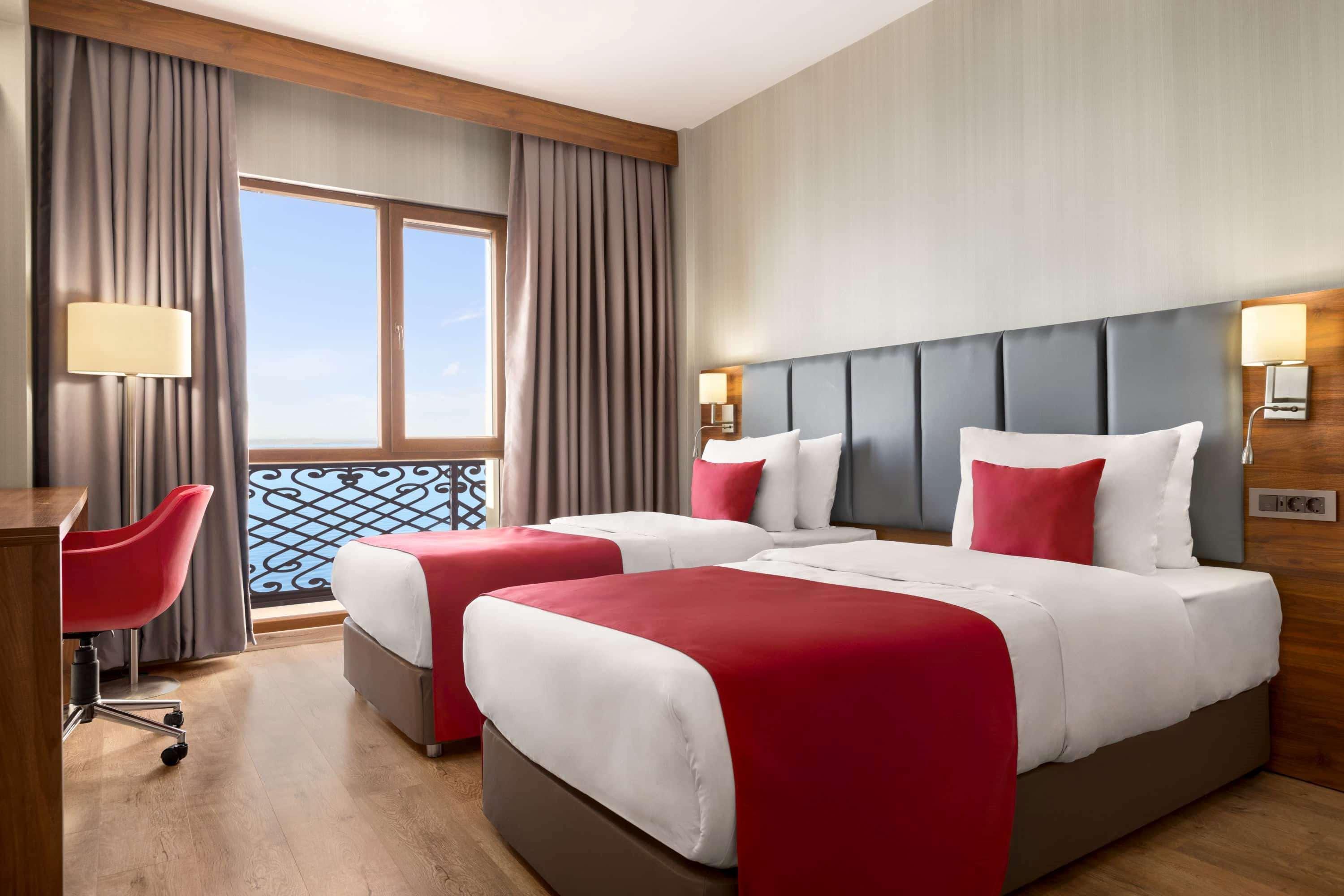 Ramada By Wyndham Van Exteriér fotografie