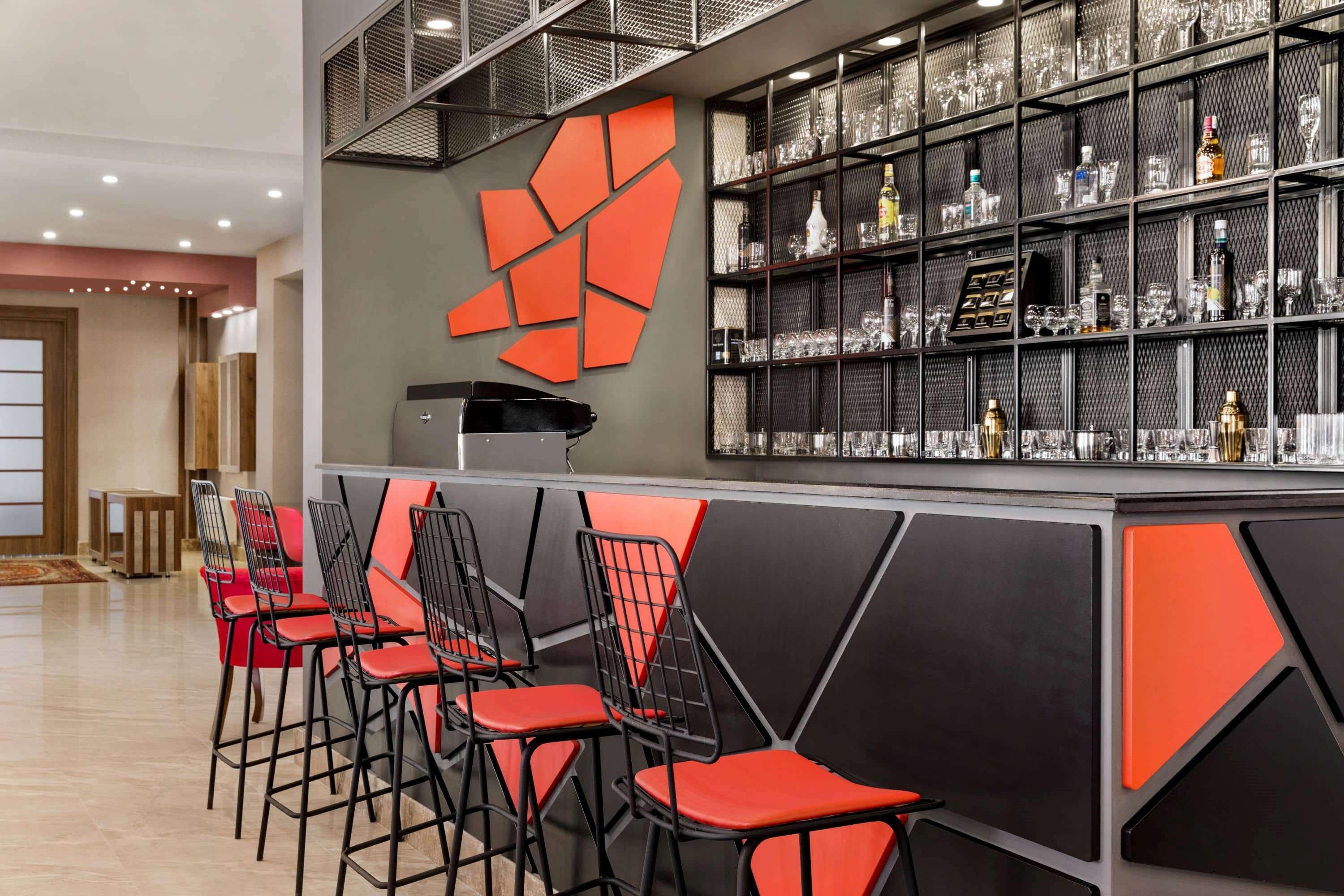 Ramada By Wyndham Van Exteriér fotografie