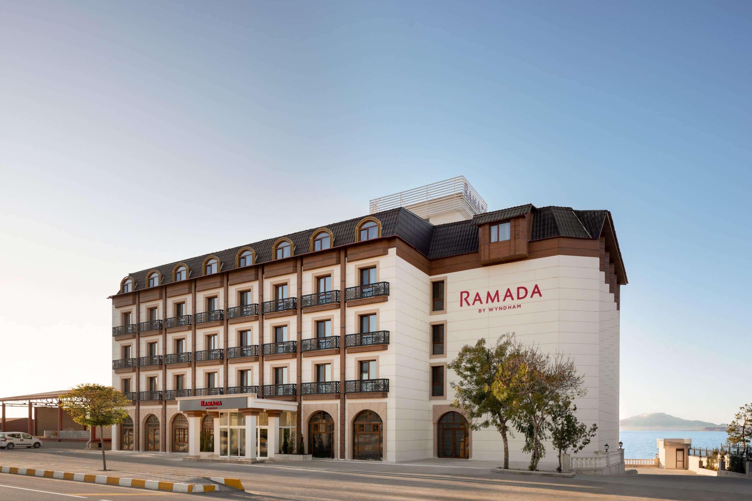 Ramada By Wyndham Van Exteriér fotografie