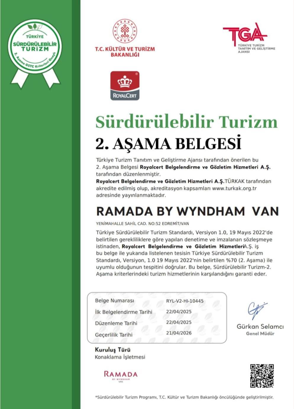 Ramada By Wyndham Van Exteriér fotografie