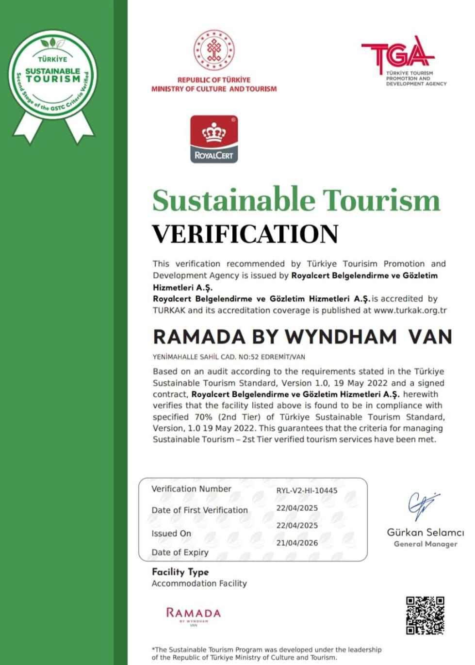 Ramada By Wyndham Van Exteriér fotografie