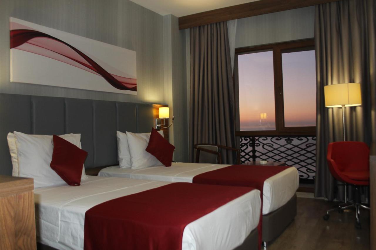 Ramada By Wyndham Van Exteriér fotografie