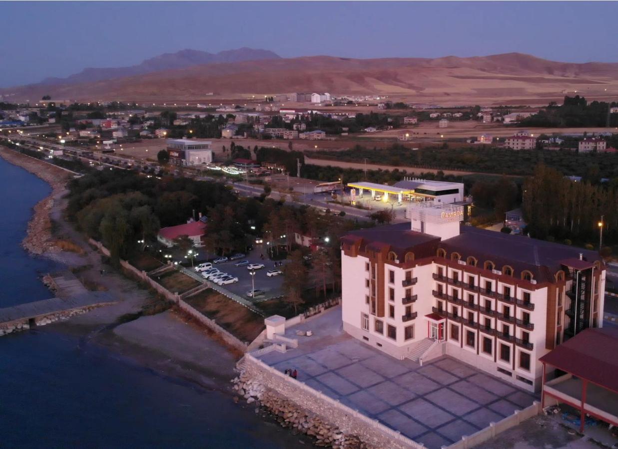 Ramada By Wyndham Van Exteriér fotografie